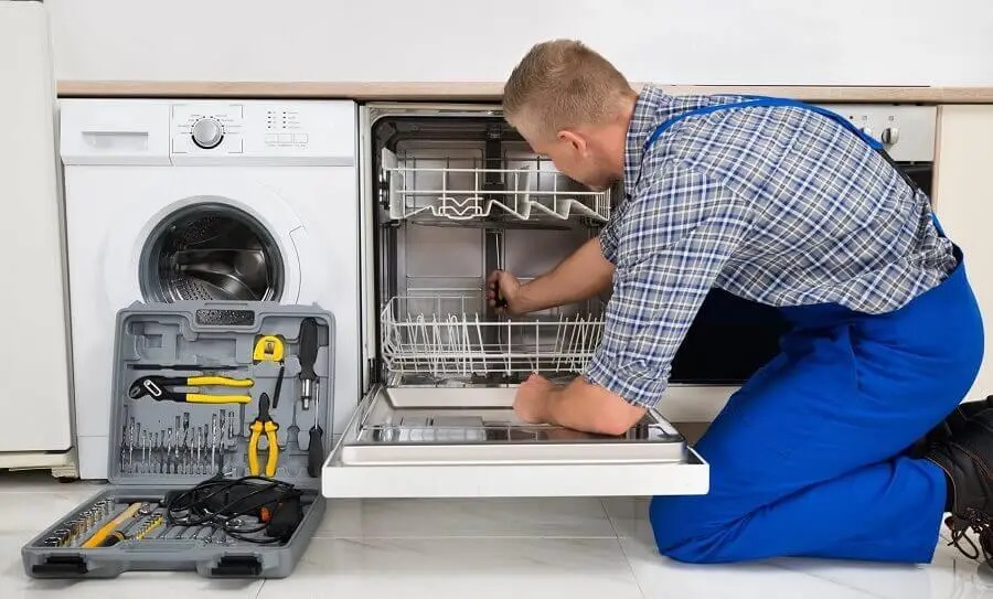 Sapanca Dominox servisi teknisyen ekibi beyaz eşya tamiri yaparken